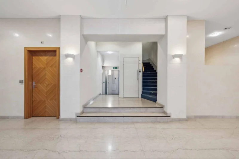 Gewerbe in Quartier des Banques — photo 9