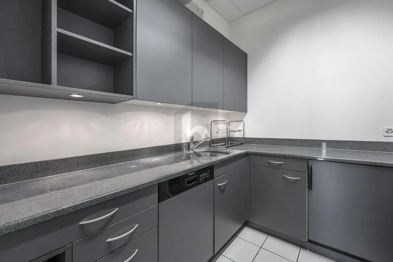 Commercial 6 rooms in Schaffhauserstrasse — 4