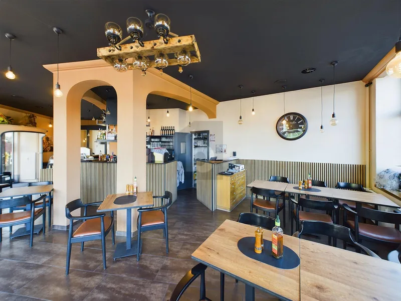 Commercial in St. Johann-Quartier
