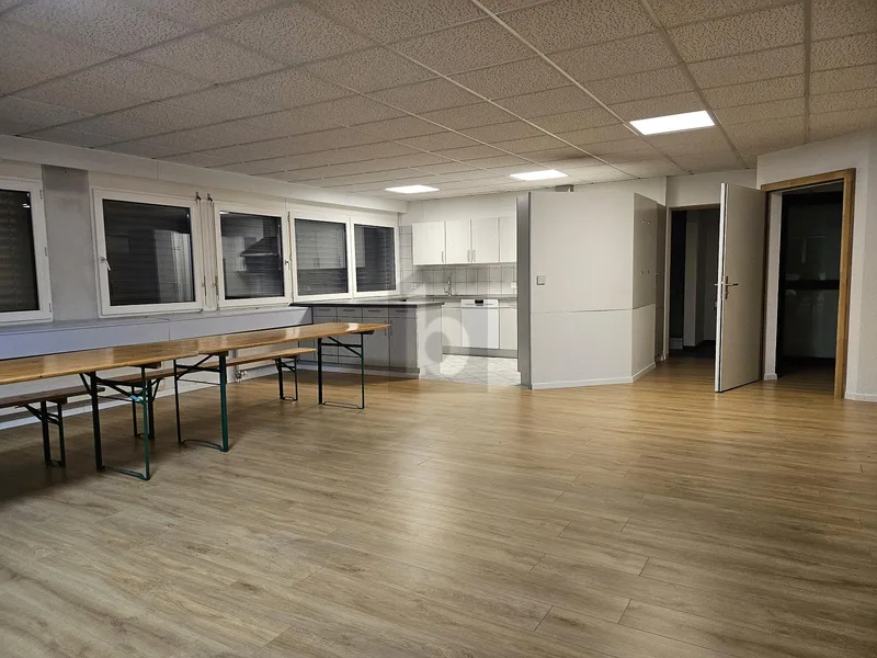 Commercial 8 rooms in Industriegebiet — photo 2
