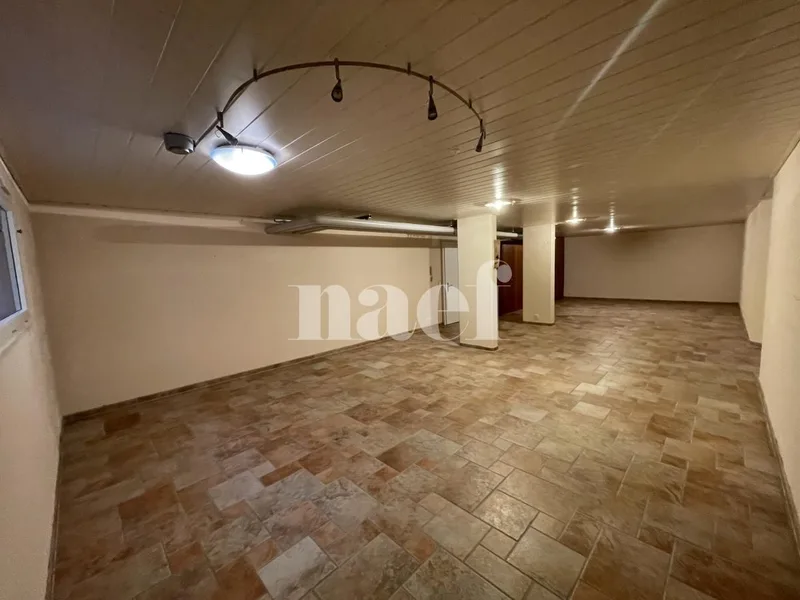 Commercial in Gland — 3