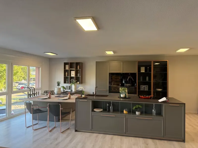 Commercial in Gland — photo 2
