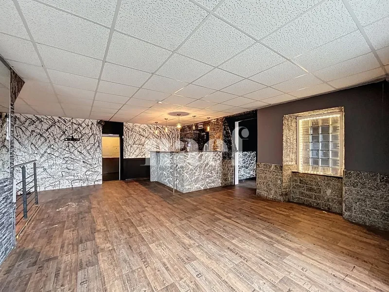 Commercial à centre — 2