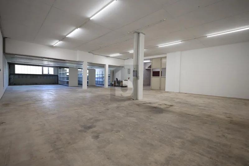 Commercial in Oberbipp — 2