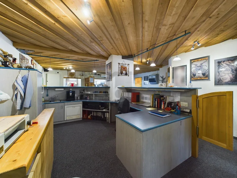Building 11 rooms in zentral — photo 3