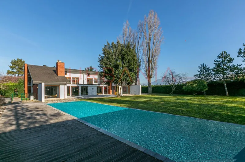 Maison / Villa 11 pièces à Vésenaz