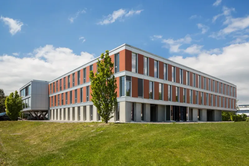 Commercial in En Budron