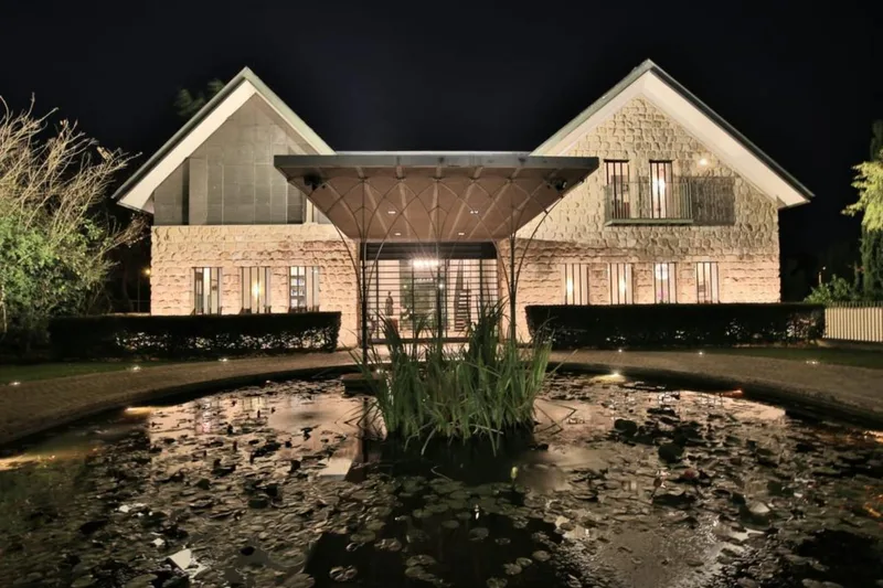 House / Villa 7 rooms in Kfar Shmaryahu