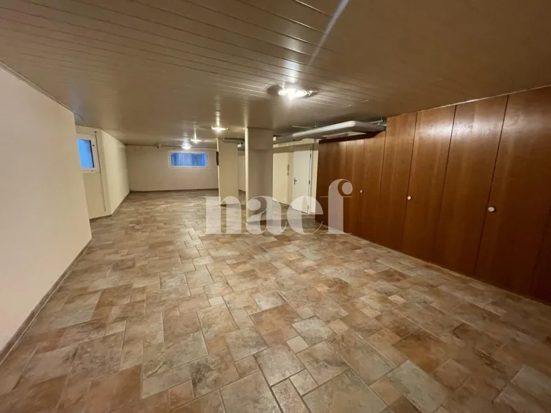 Commercial in Gland