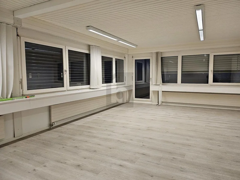 Commercial 8 rooms in Industriegebiet — photo 3