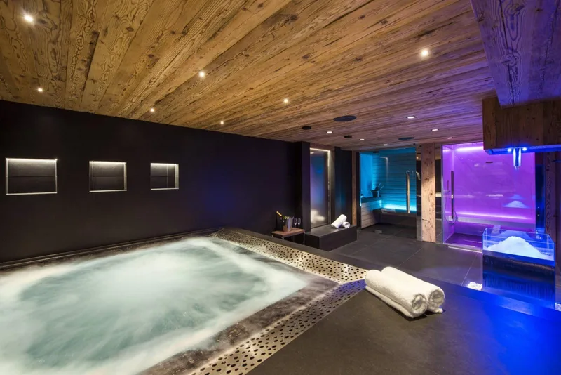 Maison / Villa 9.5 pièces à Centre de la station — 10