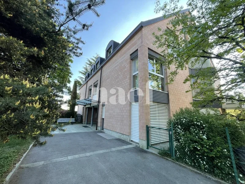 Commercial in Gland — 4