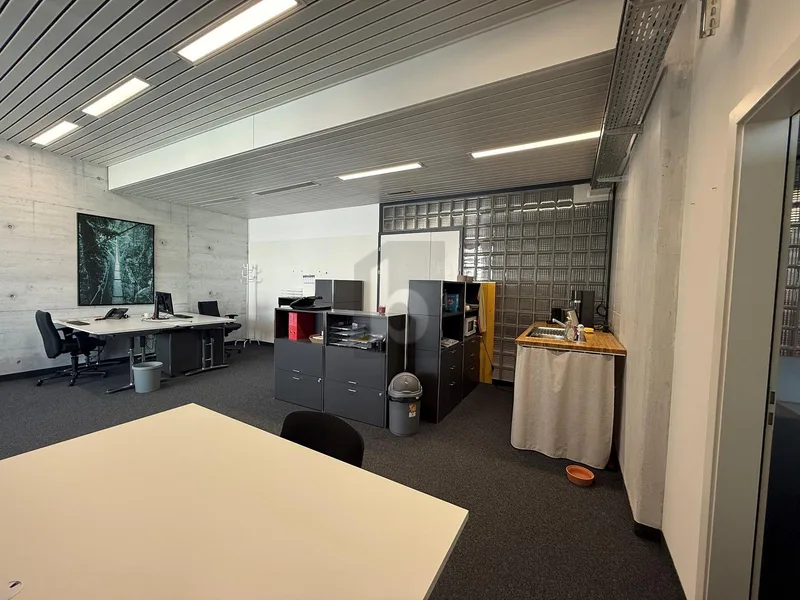 Commercial 4 rooms in Industriegebiet — 2