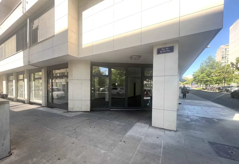 Commercial in secteur HUG — 2