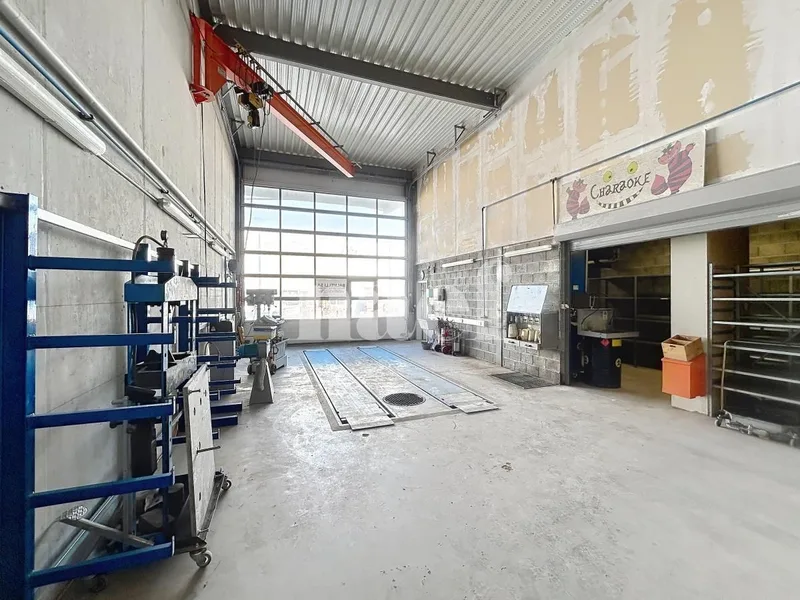 Commercial in Bremblens — 2