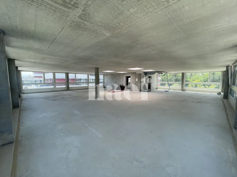 Commercial in Les Lisières — 2