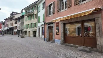Building 11 rooms in Aigle — photo 12