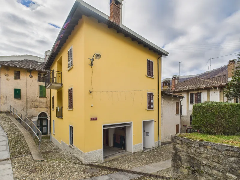 House / Villa 5 rooms in Bruzella