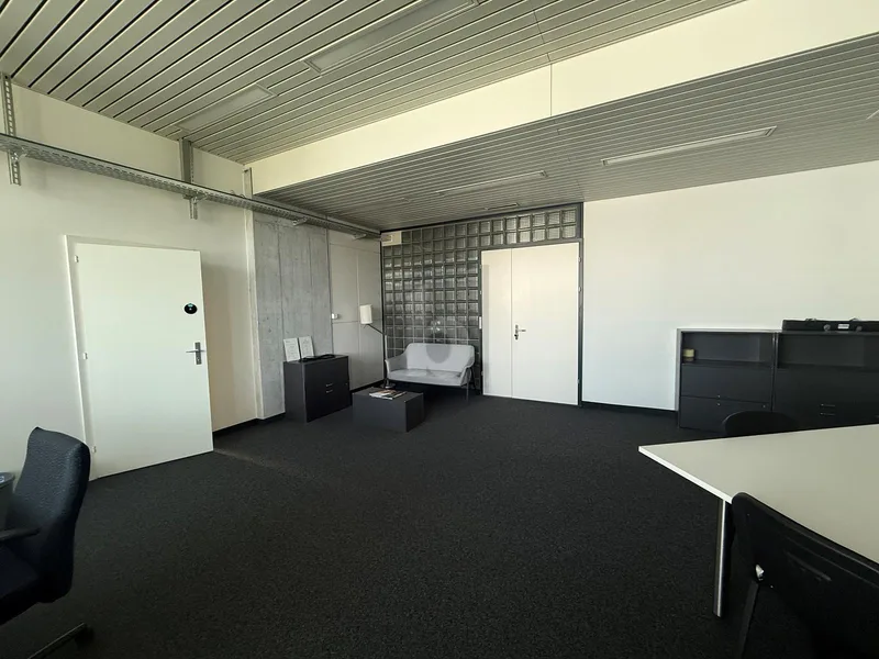 Commercial 4 rooms in Industriegebiet — 4
